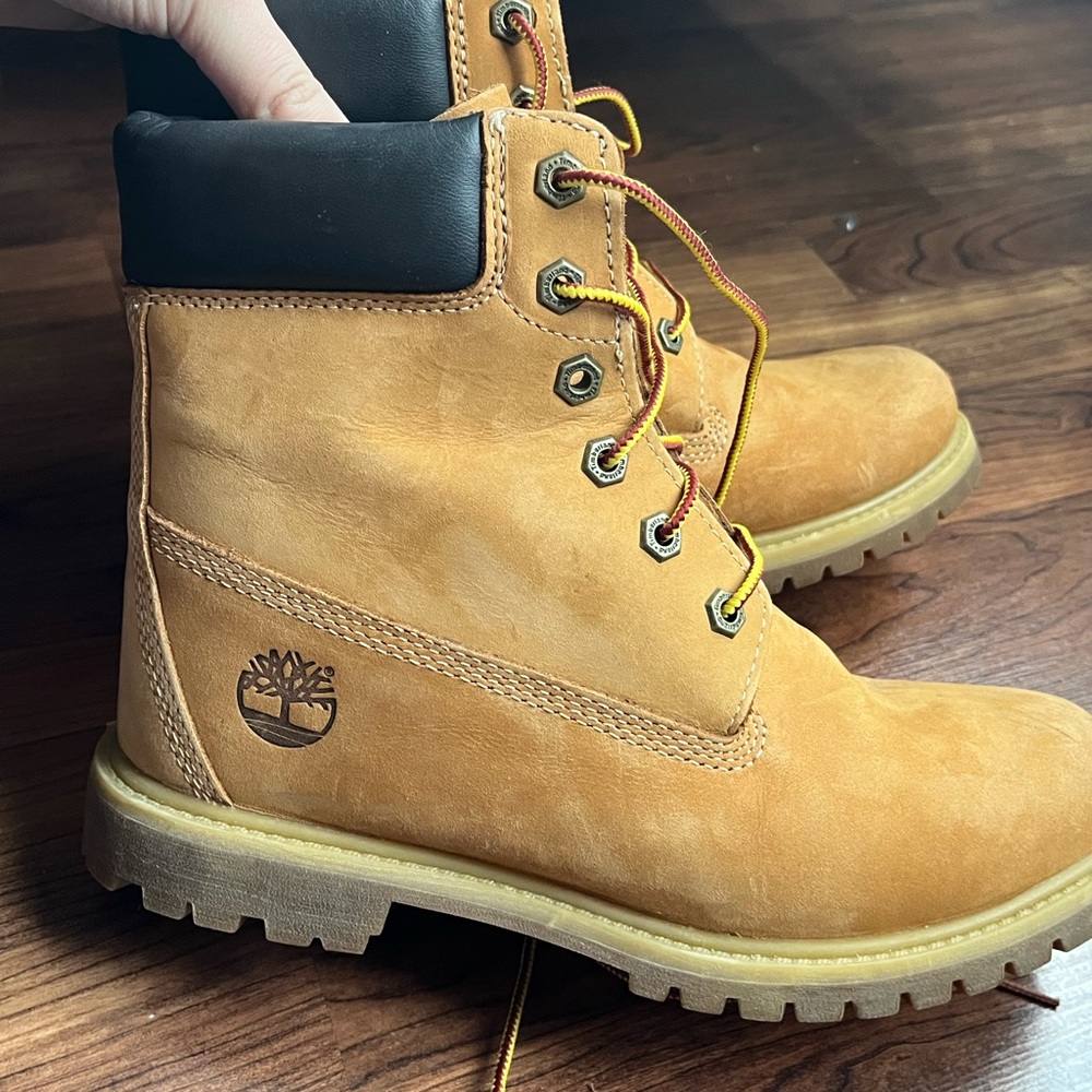 Some good 'ol timberland boots. Can fit size 8-8.5 in US Woman’s!